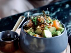 鲑鱼牛油果饭-The Rug Cafe(王府中环店)