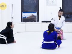 -菠萝格斗巴西柔术训练馆