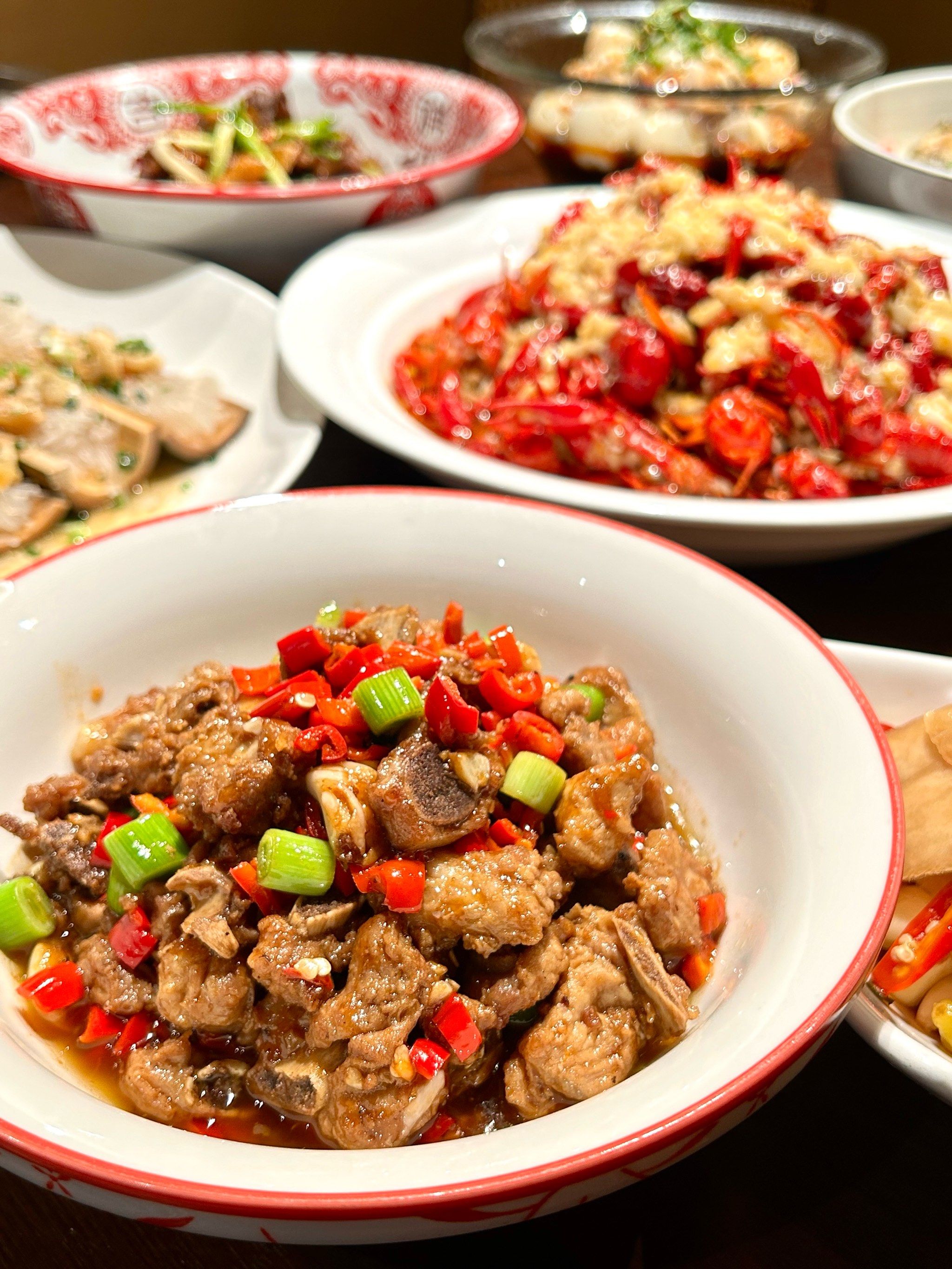 美食诱惑：醉鸭恋烧鸡公引领味蕾之旅