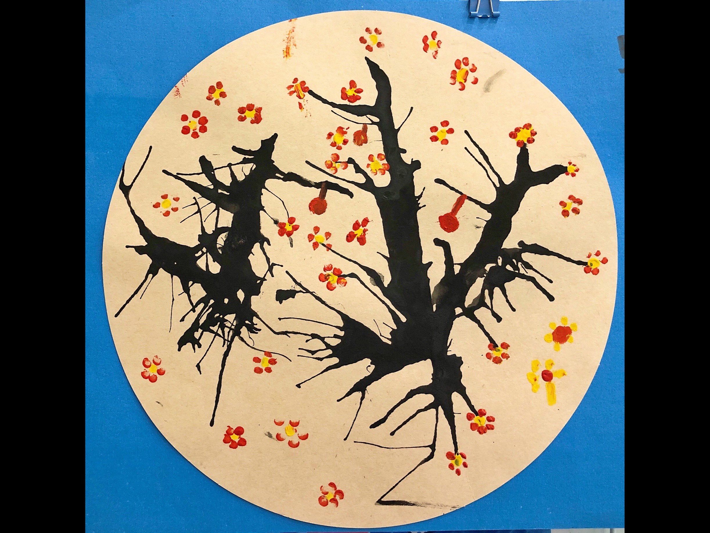 第一次感受到吹画的魅力
一根吸管吹出来的枝干
棉签点出来的花蕊