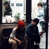 这是集街舞房和咖啡一体的店