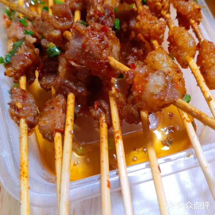 有黄喉也不会错过。牛筋的肉串很大