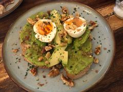 牛油果煮蛋吐司-RAC BAR(安福路店)