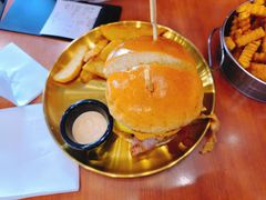 焦糖烤菠萝牛肉汉堡-魏斯理汉堡(西安沣东吾悦店)