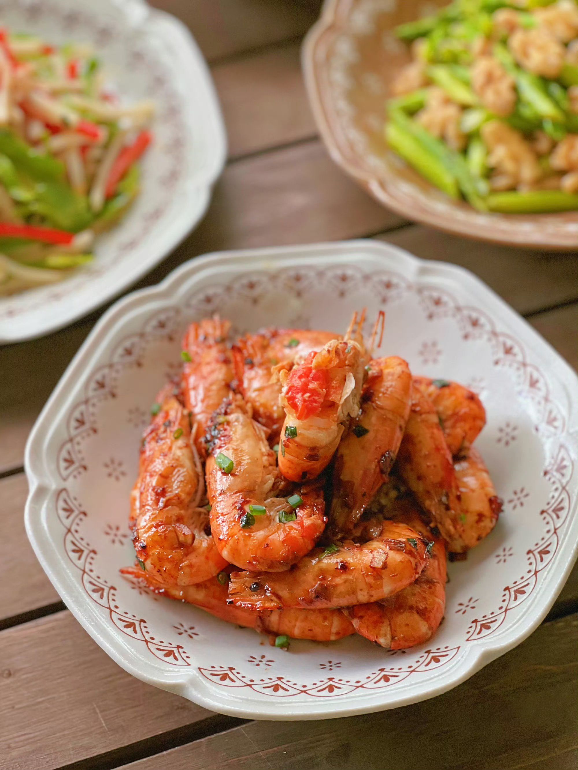 蒜香罗氏虾: 虾去虾脚虾线加入一勺淀粉抓匀