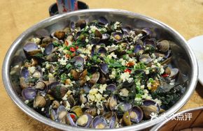 Steamed Yellow Sand Clams with Perilla
