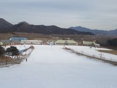 中级道顶部，最长最陡的雪道如此-十三陵雪世界滑雪场