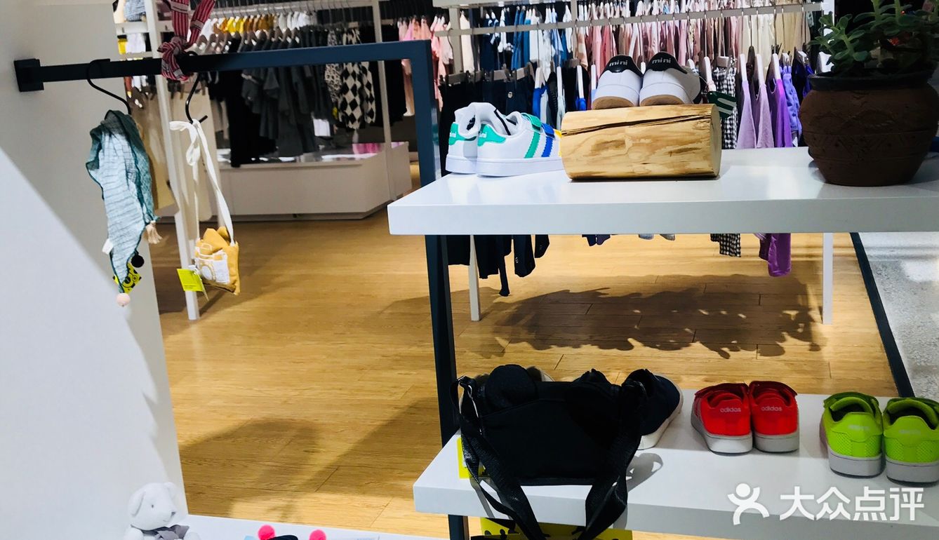 衣服的质量中等，价格市场价