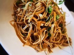 豆腐皮拌香椿苗-老牌坊鲁菜名店(宽厚里店)