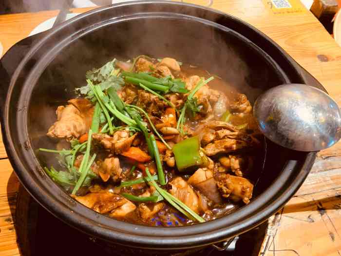 今晚打鸡煲-"怎么说呢,在这边吃饭实在有点热,桌子摆在.