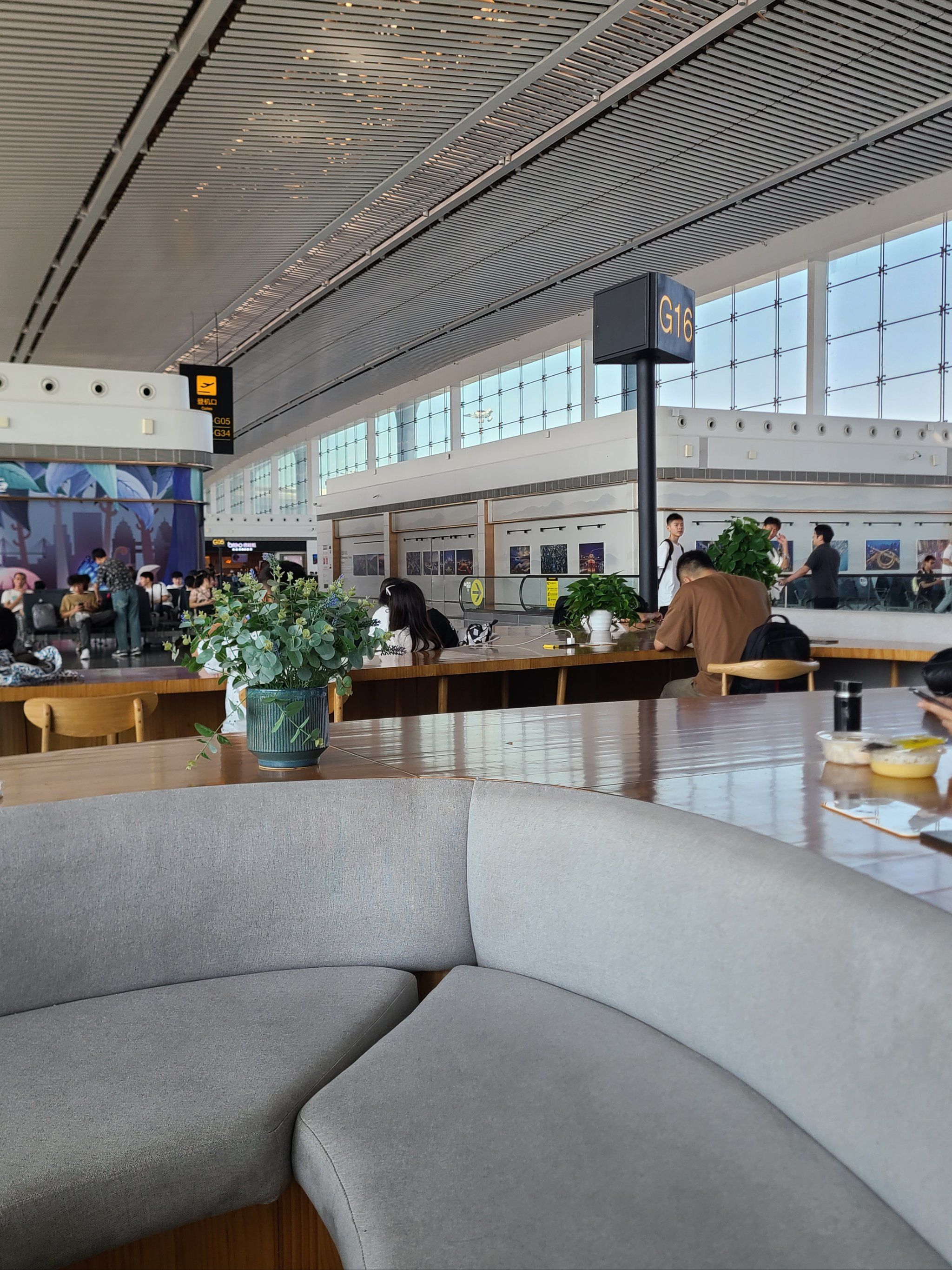 最关键的一点离母婴室也近.如果在附近带宝宝候机的