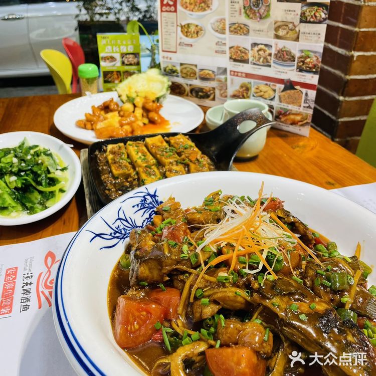 有很多当地人也来这儿吃 啤酒鱼是招牌，都是活鱼现sha