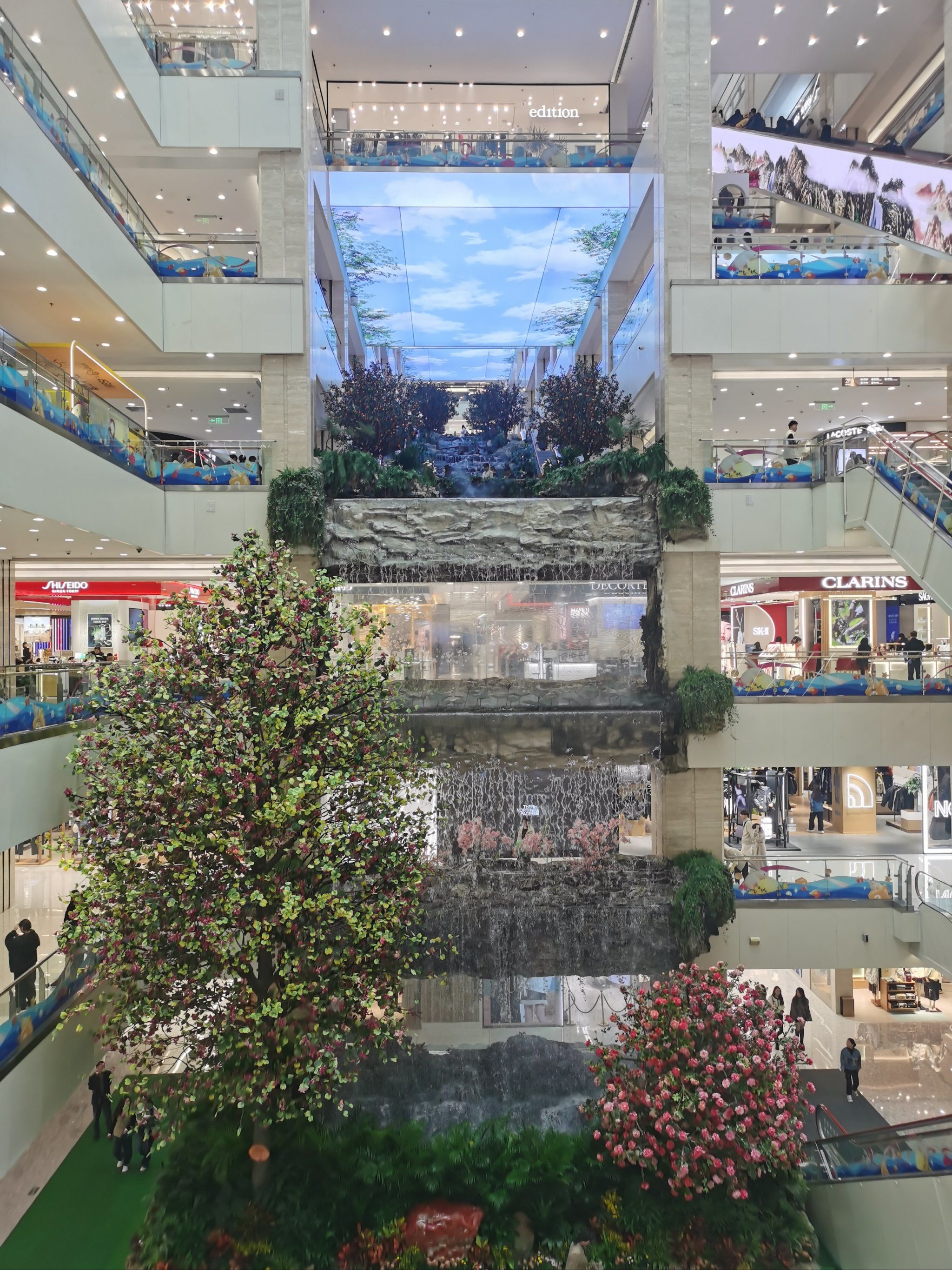 赛格一如既往的人多