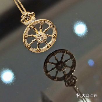 今天去逛九洲朋友想看翡翠 之前就听说通灵的传世翡翠也