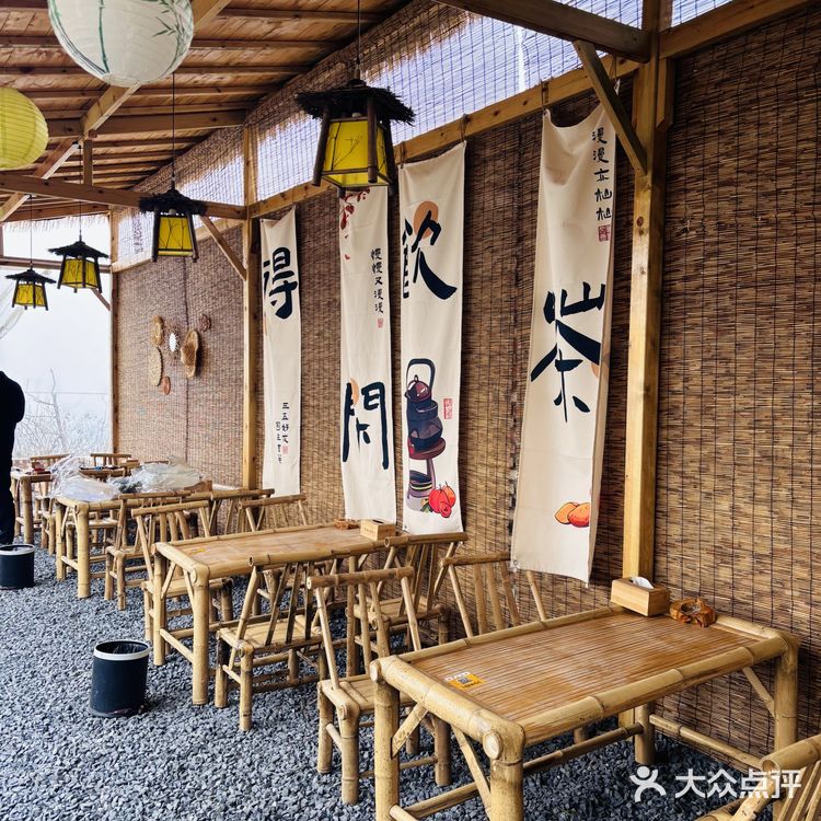 山顶观城好地方，周末休闲松心情