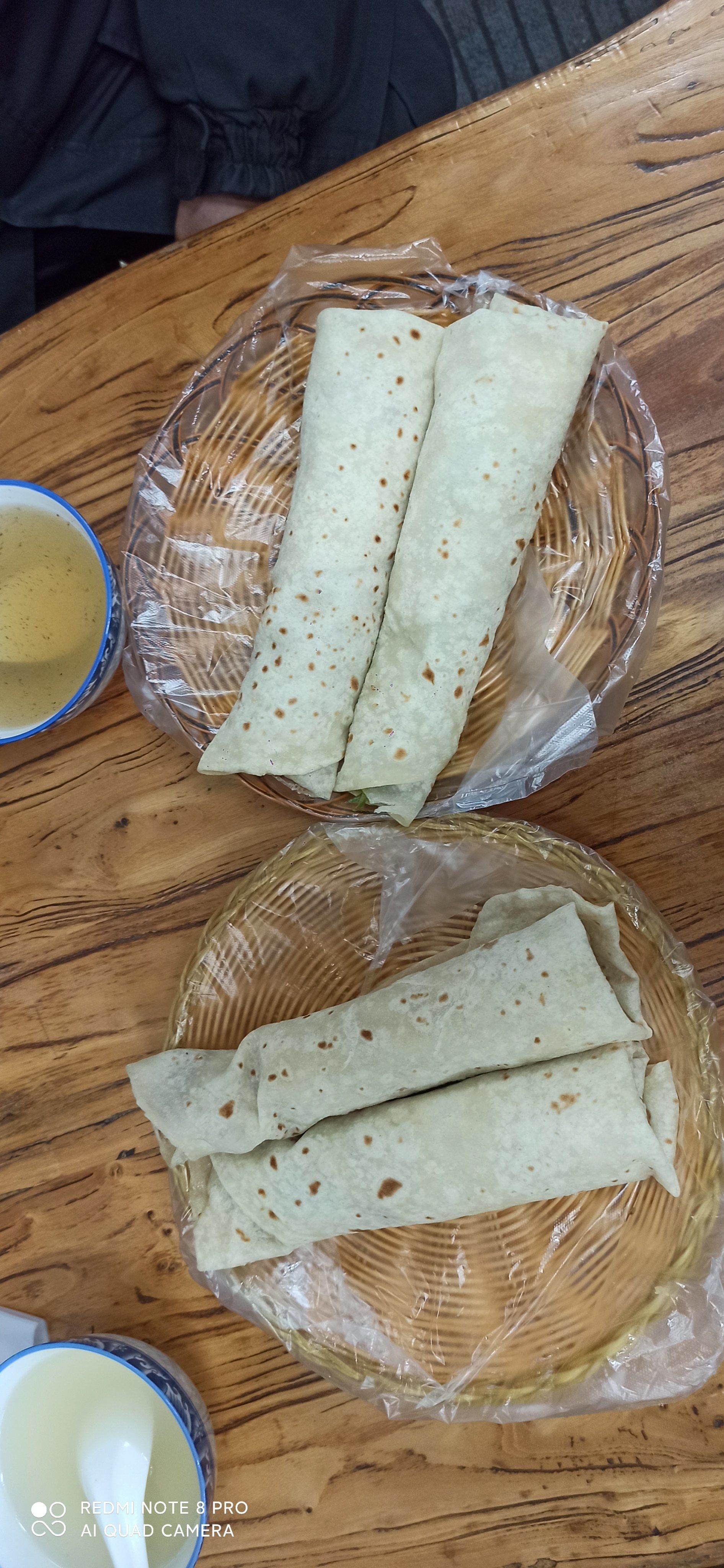 朝天锅是潍坊传统特色小吃.用饼卷各种蔬菜肉类