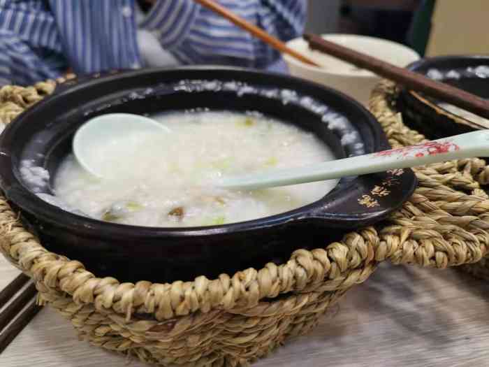 糯雅芳粥(金山明珠店"糯雅芳粥,这个名字的谐音真的是很好笑了.