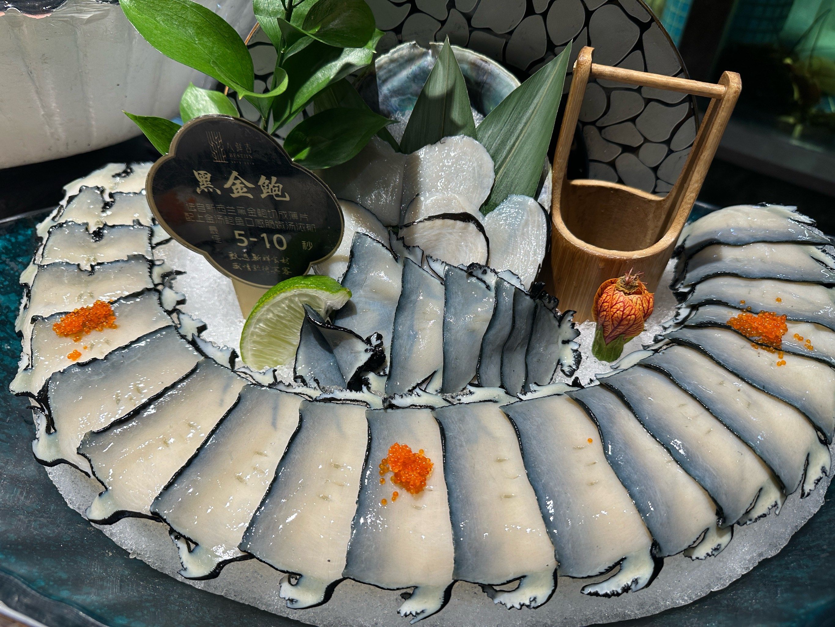 这家店的刺身艺术盘真的太惊艳了[睡]鲍鱼片摆盘像艺术品一样,每一片