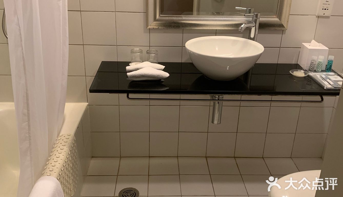 地铁站后面的电器街许多餐厅都可以吃早饭