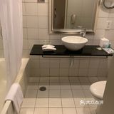 地铁站后面的电器街许多餐厅都可以吃早饭