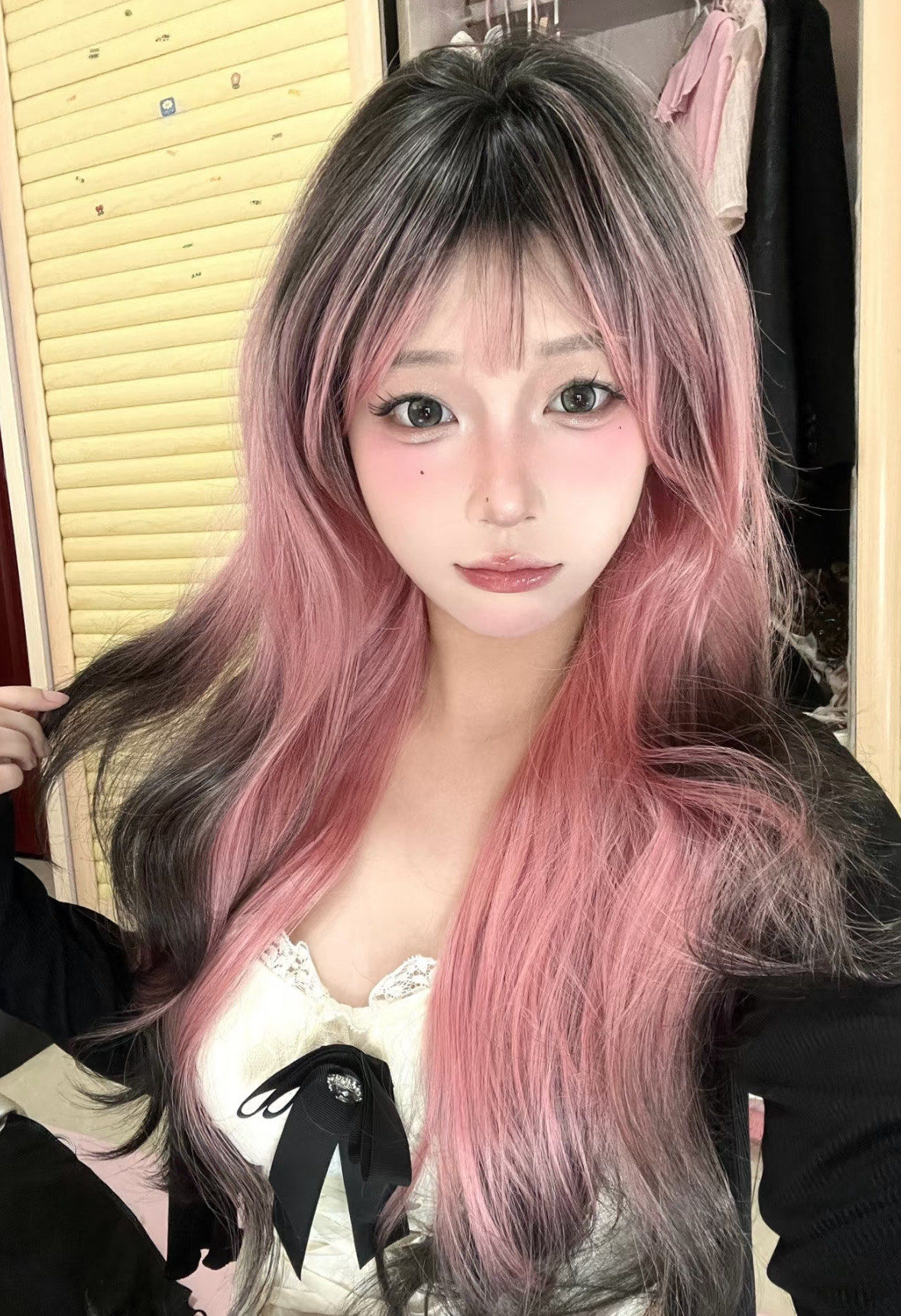 黑粉发色适合肤色较白的人群,能起到提亮肤色