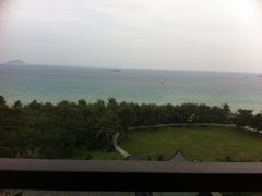 从房间阳台直面椰林沙滩和大海-三亚亚龙湾红树林度假酒店