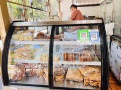 面包甜点陈列柜-马记伊源斋涮肉·清真菜(潘家园古玩市场店)