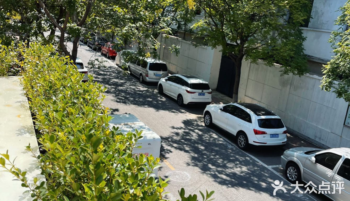 在临街的窗旁或露台上看马车缓过。店里今年升级改造后
