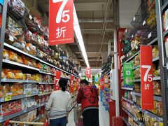 店里的商品也是琳琅满目，货卖堆山-家乐福(八宝街店)