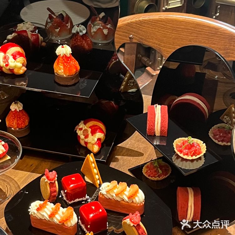 好久没和朋友坐下聊天了选了很多家店最后来到了龍·