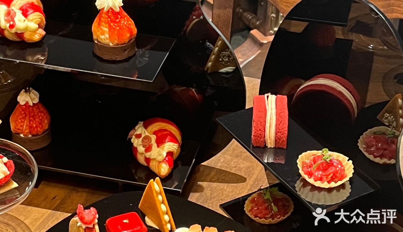  好久没和朋友坐下聊天了‍选了很多家店最后来到了龍·