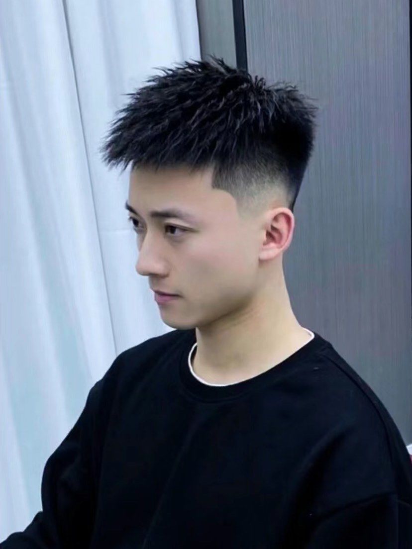 发型推荐 #懂你的发型师 #锡纸烫 锡纸烫前刺发型,尽显潮流锋芒