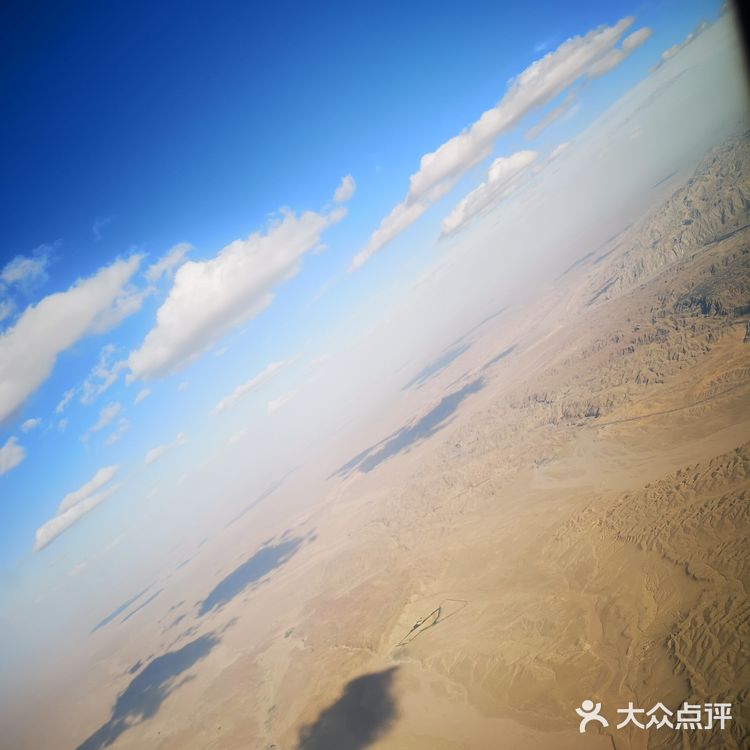 天空很蓝，几朵白云就像是画上去似的，天空和白云都很干净