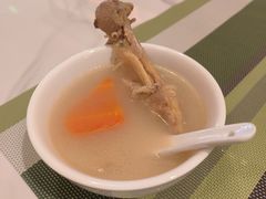 胡萝卜玉米土鸡汤-OPUS+聚全日餐厅(广州增城碧桂园希尔顿逸林酒店)