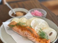 烟熏三文鱼配烤饺子皮和芥末籽酱-BOR Eatery(安福路店)