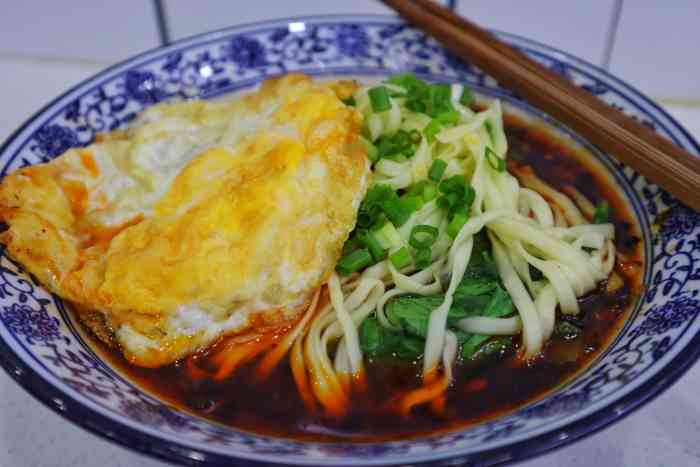 人 晚上九点 饥肠辘辘肚子直叫 迫不及待地坐下点碗小面加个煎蛋