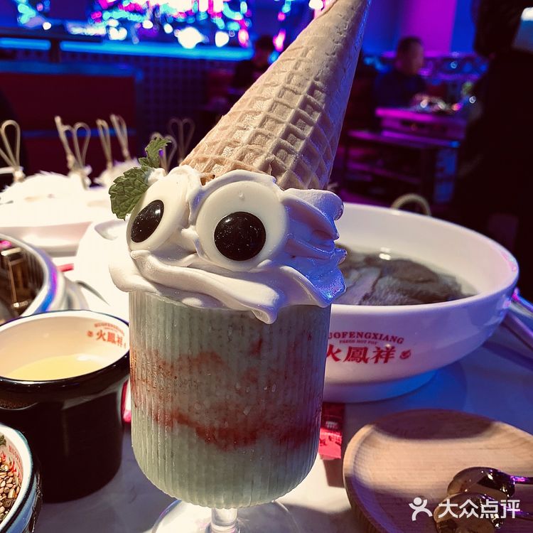 杭州探店 | 霓虹灯下🌈的赛博朋克风火锅店