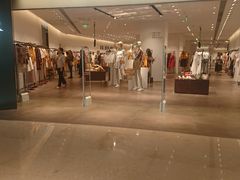 -URBAN REVIVO(高德置地广场·春广场店)