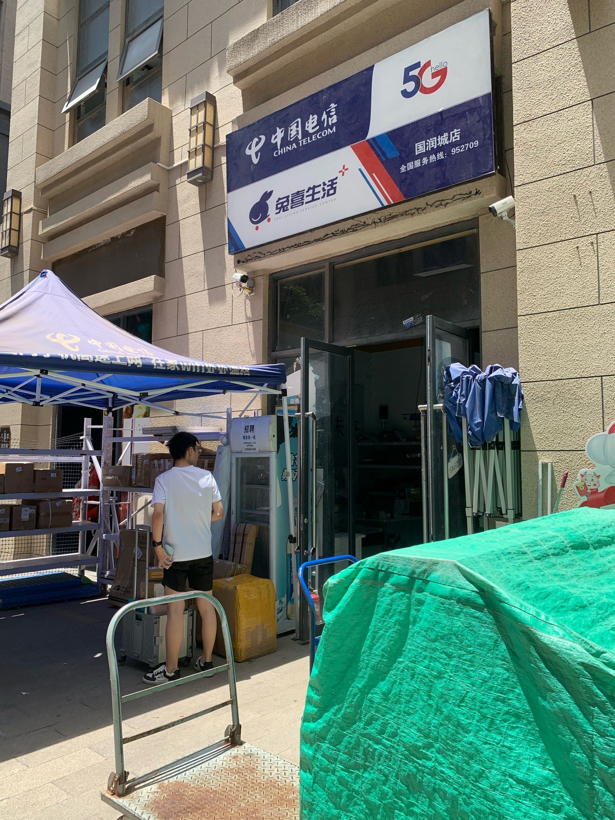 从网上下单的的物品,经物流运输到达快递点,再进行派送到快递代收点