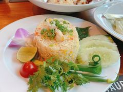 -Chom Cafe and Restaurant