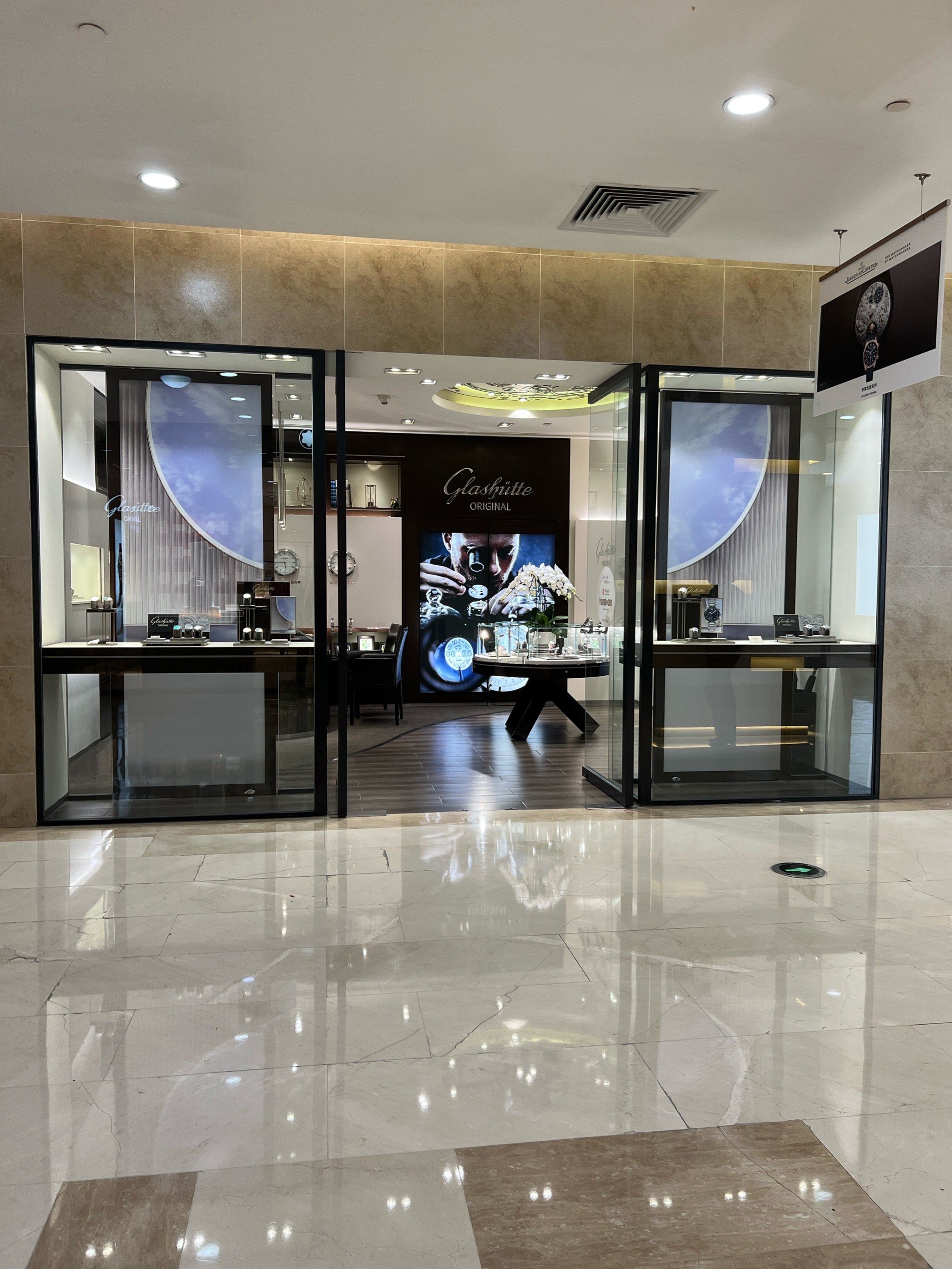 逛街来中兴的格拉苏蒂专柜,然后销售顾问推