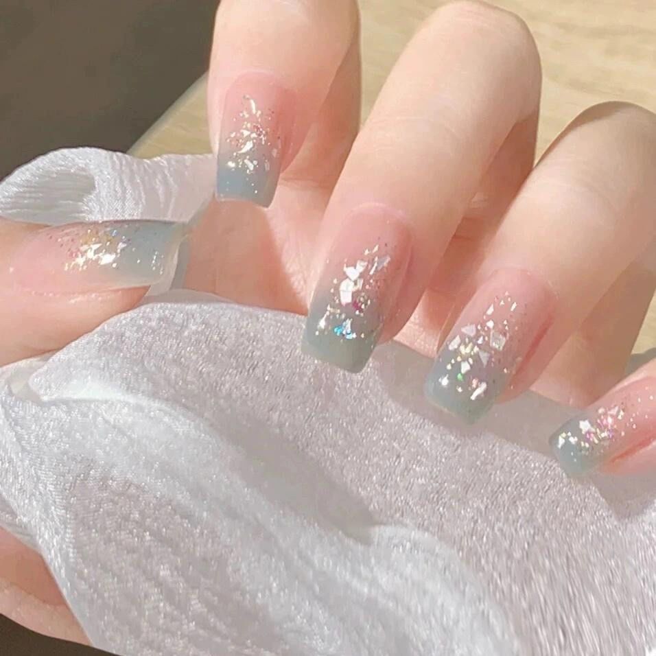 渐变雾霾蓝美甲