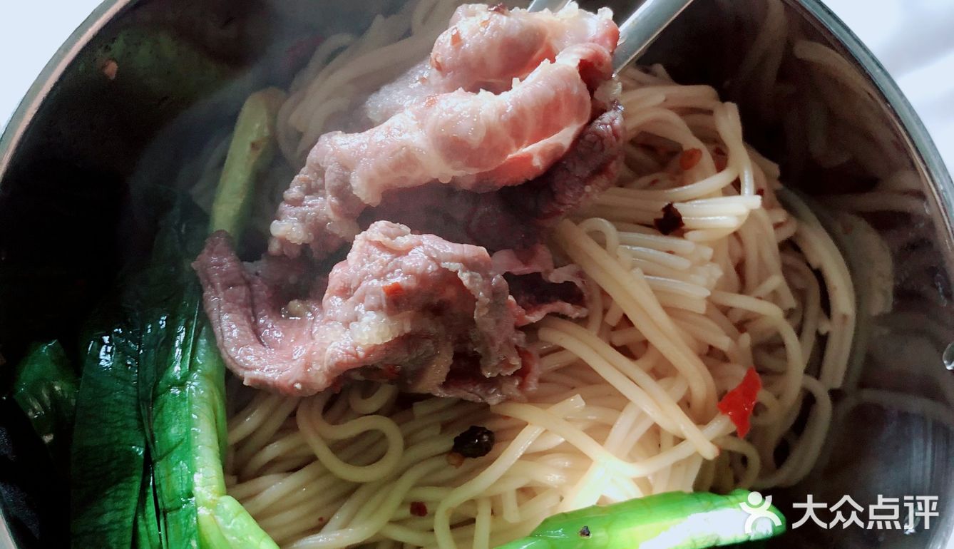 加上花椒油 酱油 放进特意购买的好看的  蘸料碟