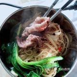加上花椒油 酱油 放进特意购买的好看的  蘸料碟