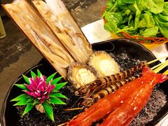 蛏子王-鲜入围煮花胶鸡海鲜火锅