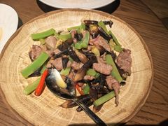 双椒鸡枞菌炒牛肉-品味杭州·粤式融合·海鲜小馆·钱江新城CBD