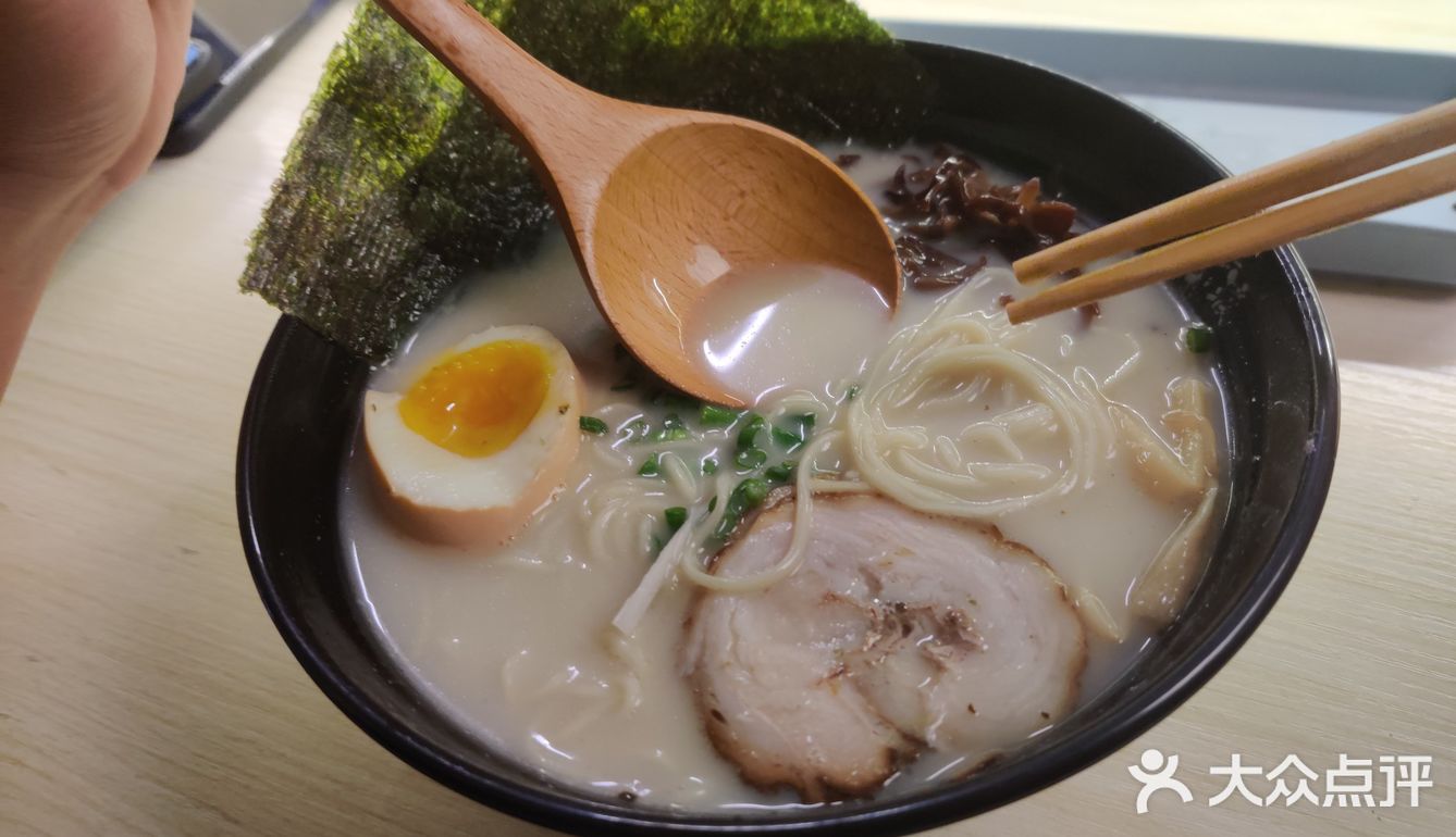 想吃豚骨拉面,黑蒜拉面,于是搜了这家日式面条