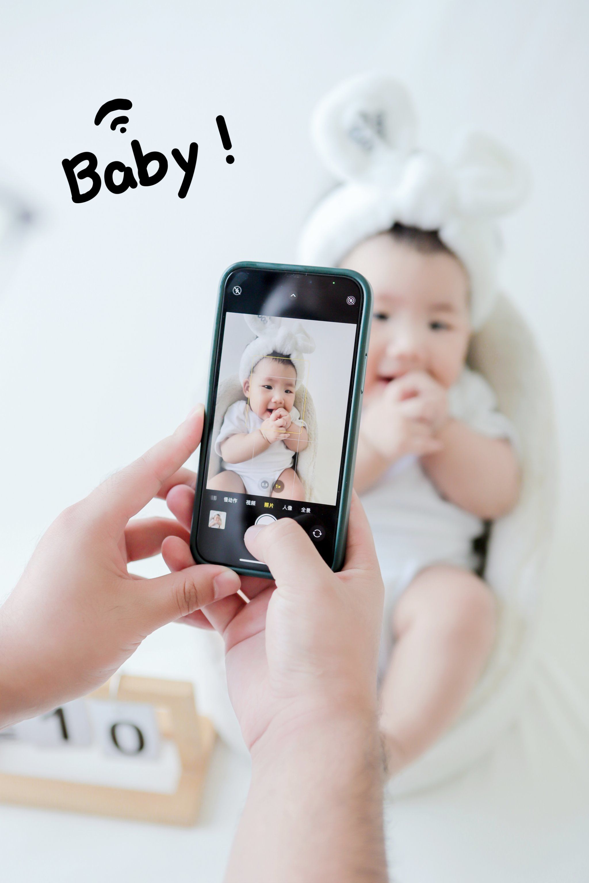 n
98看这个小宝贝,圆嘟嘟的脸蛋像个小苹果,让人忍不住想亲一口