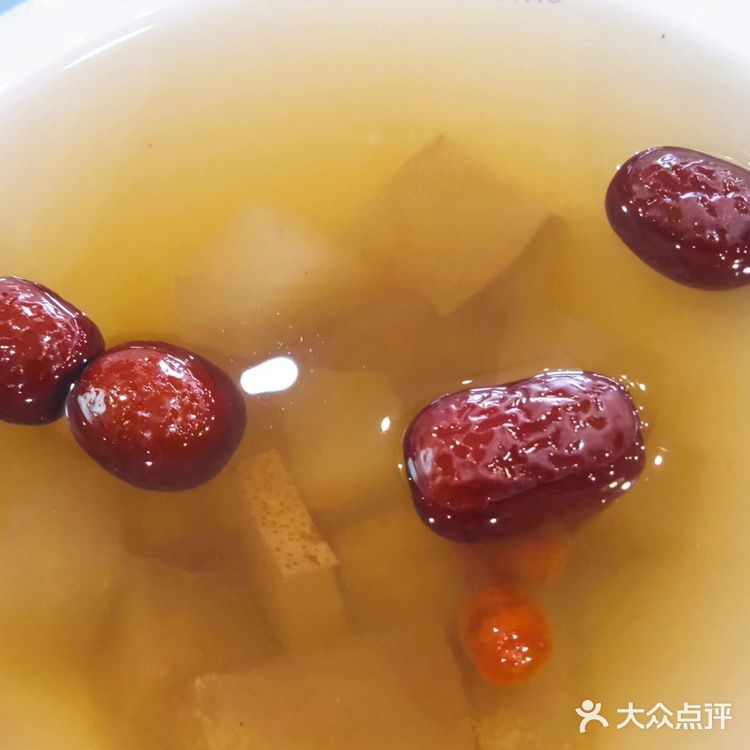 下单开票,兰州纯汤牛肉面要的韭叶牛肉面,面上桌很快