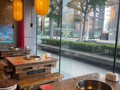 靠窗位-小龙坎老火锅(北京三里屯店)